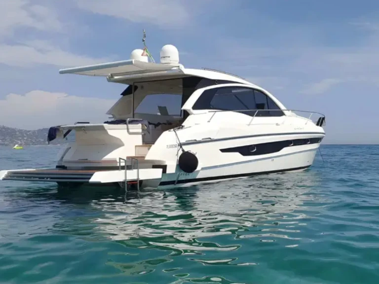 Rio Yachts 44 Sport Coupé jednotlivci a charterové společnosti v Port des Marines de Cogolin