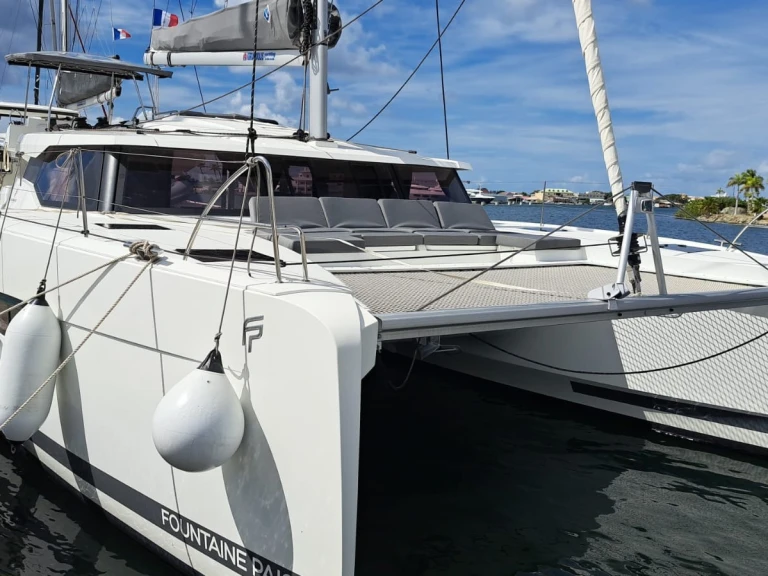 Fountaine Pajot Astréa 42 (6 cab.) jednotlivci a charterové společnosti v Bormes-les-Mimosas