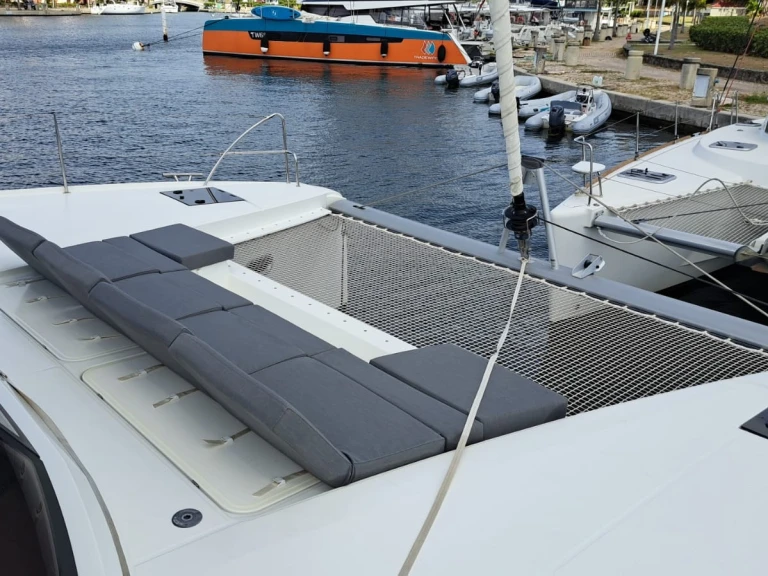 Pronajmout si Fountaine Pajot Astréa 42 (6 cab.) v Bormes-les-Mimosas