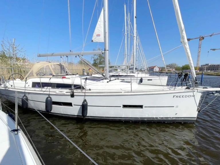 Pronajmout si Dufour Dufour 382 Grand Large v Barth
