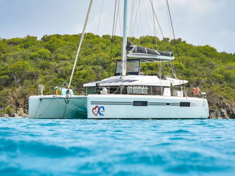 Pronájem lodi Frenchman's Cay lákavé ceny OUI CHERIE 