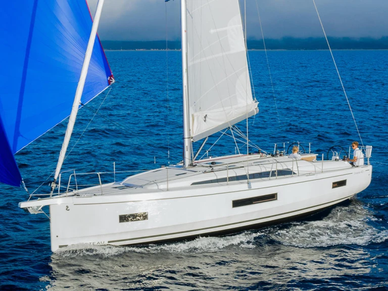 Pronajmout si Bénéteau Oceanis 40.1 v Nea Peramos