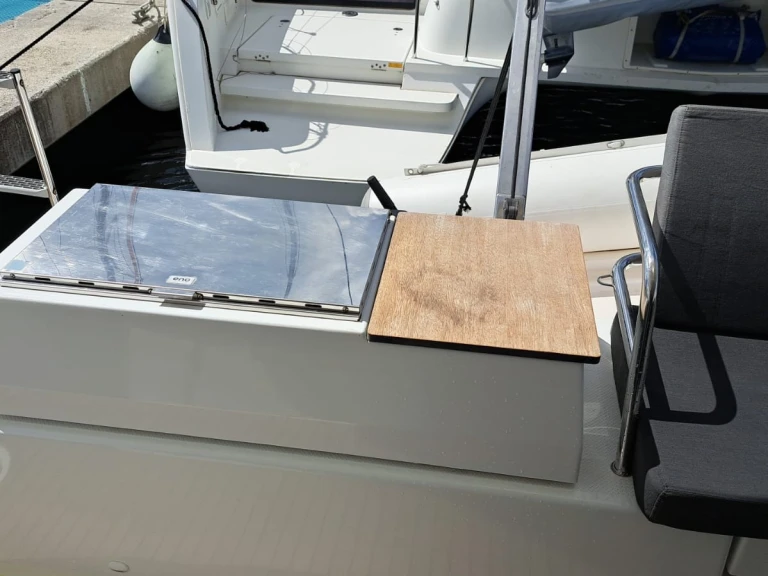 Pronajmout si Fountaine Pajot Astréa 42 (6 cab.) v Bormes-les-Mimosas