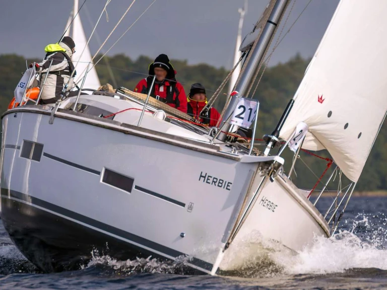 Dufour Dufour 382 Grand Large jednotlivci a charterové společnosti v Flensburg