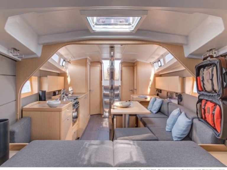 Pronájem lodi Flensburg lákavé ceny Oceanis 38.1