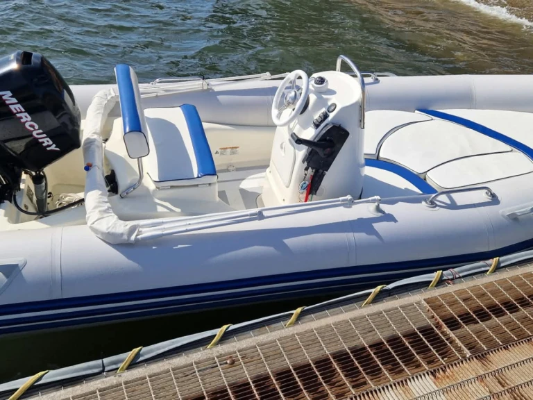 Pronajmout Polotuhá loď se skipperem či ne Zodiac v Quartu Sant'Elena