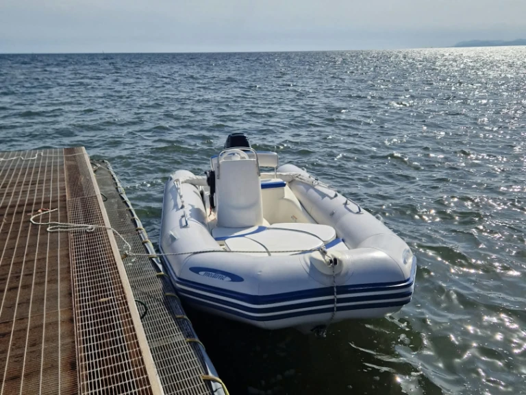 Pronájem Polotuhá loď Zodiac s licencí
