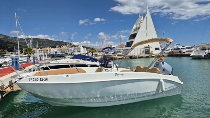 Cayman 585 jednotlivci a charterové společnosti v Cala Galdana