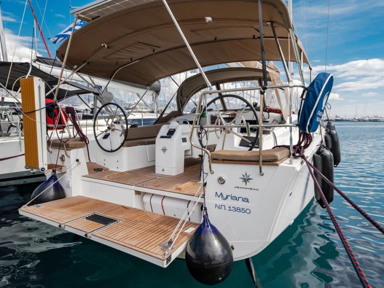 Pronajmout si Jeanneau Sun Odyssey 415 v Nea Peramos