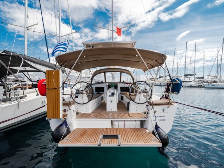 Pronajmout si Jeanneau Sun Odyssey 415 v Nea Peramos