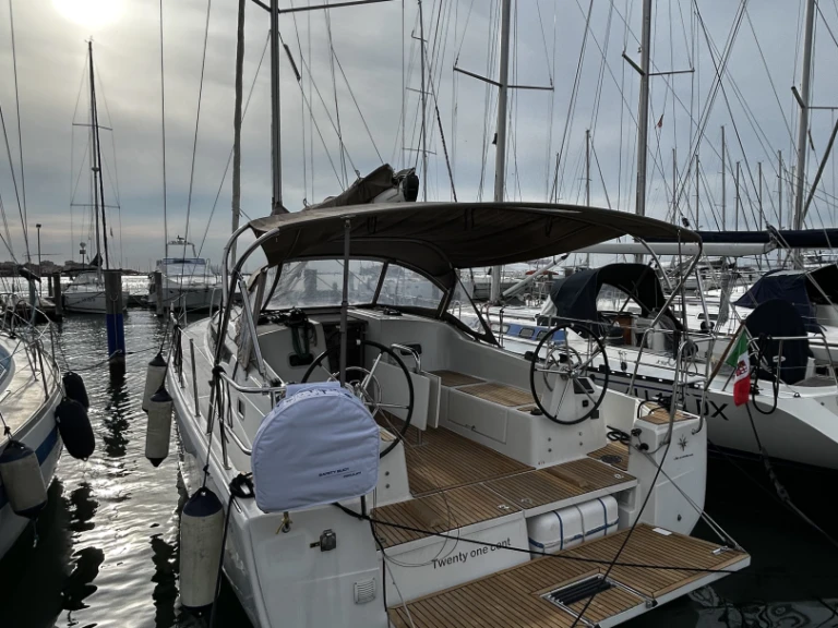 Pronajmout Plachetnice se skipperem či ne Jeanneau v Chioggia
