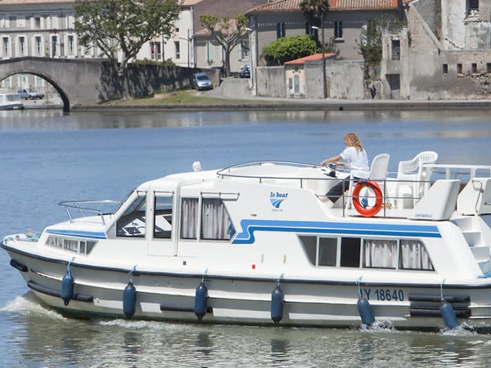 Le Boat Continentale jednotlivci a charterové společnosti v Saint-Gilles du Gard