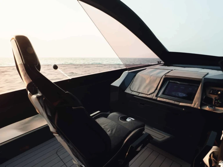 Pronájem lodi Dubai Marina lákavé ceny Lamborghini 63 